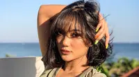 Nggak heran dengan gaya rambut baru yang di potong pendek ini Marion Jola dibanjiri pujian dari para fans serta sahabat. Rekan sesama artis seperti Cathy Sharon, Yuki Kato, Aurelie Moeremans, Audy Item, dan Young Lex juga melontarkan pujian padanya.(Liputan6.com/IG/lalamarionmj).