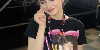 Syifa Hadju tampil menggemaskan dengan outfit menarik di Pestapora. [Foto: Instagram/ Syifa Hadju]