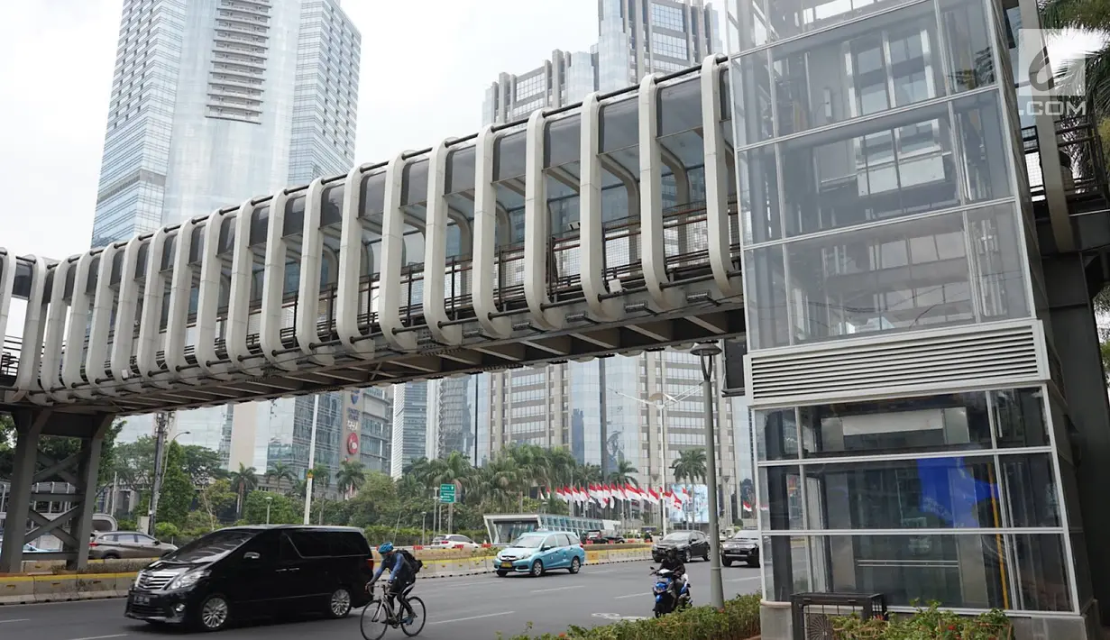 Kendaraan melintas di bawah Jembatan Penyeberangan Orang (JPO) di kawasan Jenderal Sudirman, Jakarta, Minggu (1/9/2019). Pemprov DKI berencana membangun 15 JPO dengan bentuk lebih modern atau instagramable di sejumlah titik yang akan dilakukan pada 2020. (Liputan6.com/Immanuel Antonius)