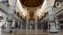 Umat muslim melaksanakan salat zuhur di Masjid Jami' Al Munawwar, Jakarta, Kamis (7/5/2020). Meski di tengah ancaman pandemi COVID-19, sejumlah umat muslim tetap memanfaatkan Masjid Jami' Al Munawwar untuk melaksanakan ibadah di bulan suci Ramadan 1441 H. (Liputan6.com/Helmi Fithriansyah)