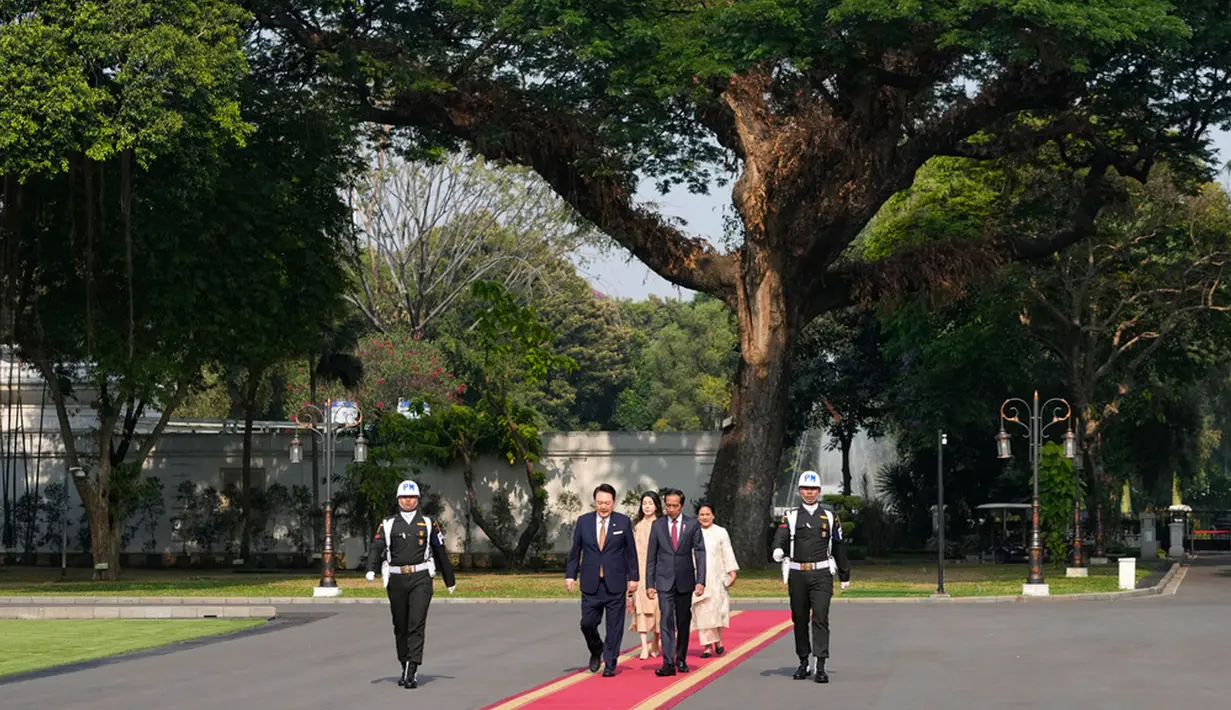 Yoon Suk Yeol yang didampingi Ibu Negara Kim Keon Hee tiba di Istana Merdeka sekitar pukul 08.32 WIB. (AP Photo/Achmad Ibrahim)