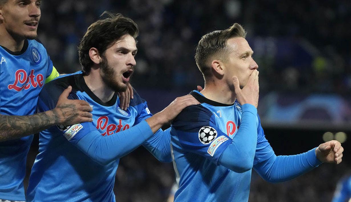Pemain Napoli, Piotr Zielinski, melakukan selebrasi setelah mencetak gol ke gawang Eintracht Frankfurt pada laga Liga Champions di Stadion Diego Armando Maradona, Kamis (16/3/2023). Napoli menang dengan skor 3-0. (AP Photo/Gregorio Borgia)