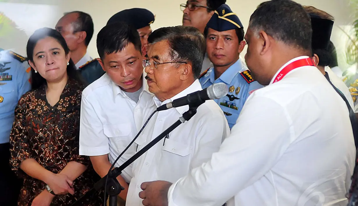 Wakil Presiden RI, Jusuf Kalla (berkaca mata) berdiskusi dengan Menteri Perhubungan, Ignasius Jonan disela-sela pertemuan dengan sejumlah keluarga penumpang pesawat AirAsia QZ8501 di Bandara Juanda, Surabaya, Senin, (29/12). (Liputan6.com/Johan Tallo)