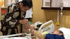 Presiden Joko Widodo  didampingi Menteri Sekretaris Negara, Pratikno, menjenguk Presiden Republik Indonesia ke-3 Bacharuddin Jusuf Habibie. Habibie diketahui sejak Jumat kemarin dirawat di RSPAD Gatot Subroto, Jakarta. (Foto/Biro Pers Istana)