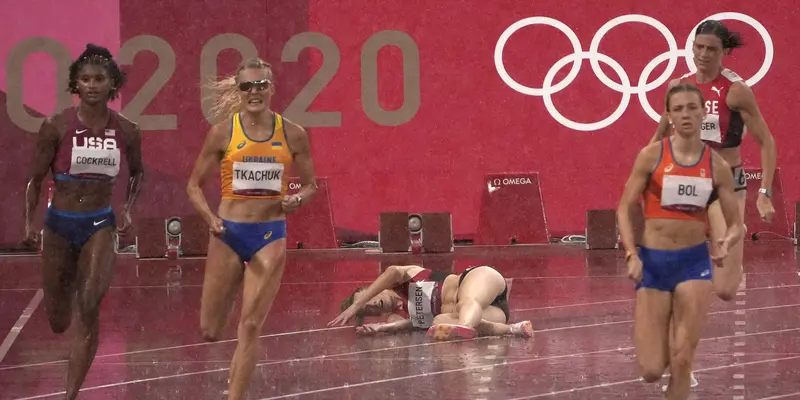 FOTO: Detik-Detik Atlet Denmark Terjatuh di Lintasan Lari Gawang Olimpiade