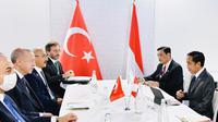 Presiden RI Joko Widodo atau Jokowi dan Presiden Turki Recep Tayyip Erdogan bertemu di sela acara KTT G20 di Italia. (Foto: Sekretariat Presiden)