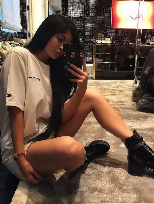 Lagi, Kylie Jenner pun tak masalah hanya dengan kaus gombrong dan tanpa celana. (instagram/kyliejenner)