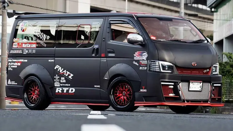 Toyota HiAce naik kasta dengan modifikasi bergaya street racing (superstreet)