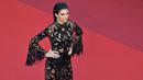 Penampilan Kendall Jenner saat menghadiri premier film From The Land of the Moon pada Festival Film Cannes ke-69 di Prancis, Minggu (15/5). Bintang reality show itu tampil superseksi dengan gaun transparan. (Loic VENANCE/AFP)