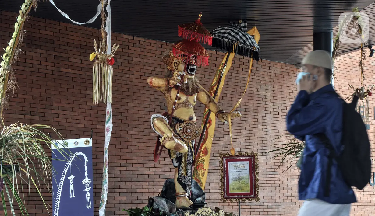 Patung Ogoh-Ogoh dipajang di Stasiun Tebet, Jakarta Selatan, Selasa (1/3/2022). Patung Ogoh-Ogoh tersebut dipajang dalam rangka menyambut Hari Raya Nyepi Tahun Baru Saka 1944 yang jatuh pada 3 Maret mendatang. (merdeka.com/Iqbal S. Nugroho)