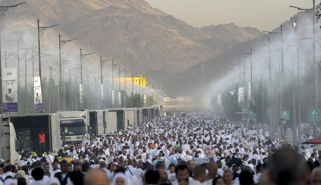 <p>Cuaca panas ekstrem di Padang Arafah mencapai 45 derajat Celcius. Selain semprotan kabut air yang tersedia di sejumlah tempat, hal ini membuat banyak jemaah haji menggunakan payung untuk melindungi diri dari teriknya sengatan sinar matahari saat wukuf. (AP Photo/Amr Nabil)</p>