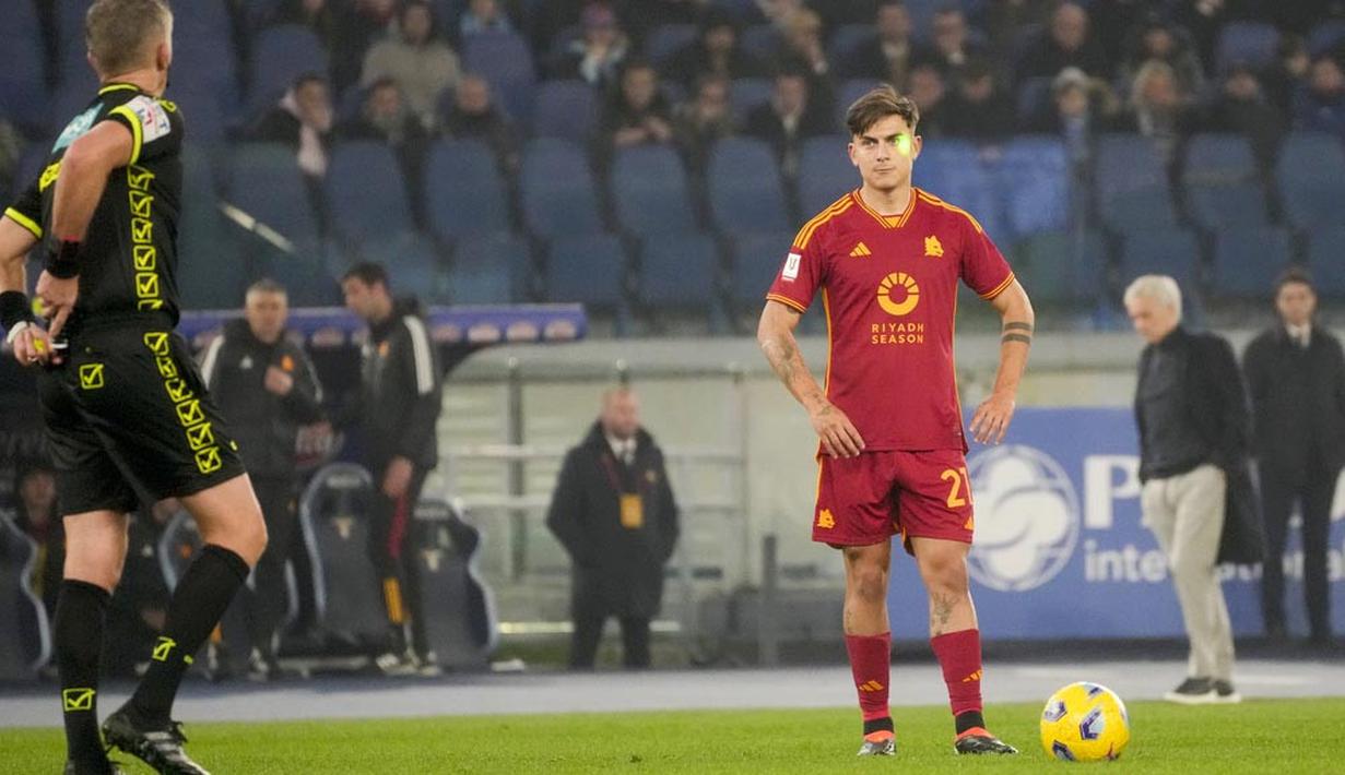 Pemain AS Roma, Paulo Dybala, terkena sinar laser saat melawan Lazio pada laga perempat final Coppa Italia 2023/2024 di Stadio Olimpico, Kamis (11/1/2024). Pemain asal Argentina ini menjadi sasaran teror suporter. (AP Photo/Gregorio Borgia)