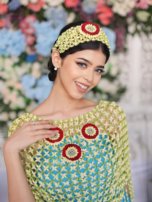 Penampilannya makin memesona dengan pulasan makeup soft glam nuansa mauve nude yang lembut. [@jharnabhagwani]