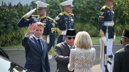 Presiden Prabowo Subianto menyambut langsung kedatangan Presiden Perancis Emmanuel Macron di Istana Merdeka, Jakarta, pada Rabu (28/5/2025). (BAY ISMOYO/AFP)