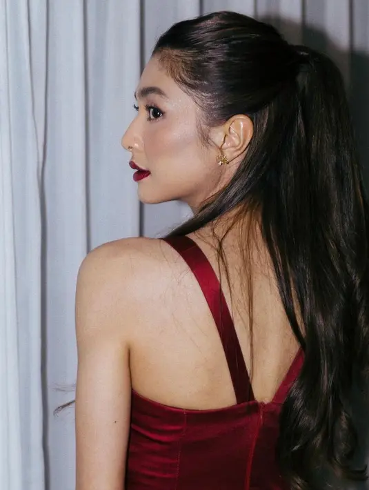 Untuk gaya rambut, Mikha tampil mengikat rambut panjangnya setengah tanpa poni ala Ariana Grande. [@miktambayong]