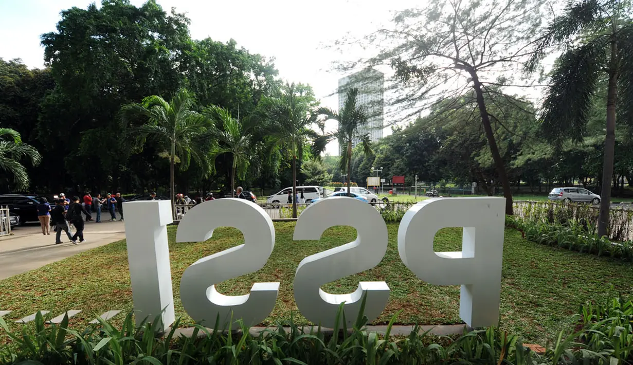 Tampilan kantor PSSI di Pintu IX Gelora Bung Karno Jakarta usai direnovasi selama lebih kurang 10 bulan. Tampak beberapa tanaman yang baru ditanam di kantor PSSI. Foto diambil pada 5 Januari 2015. (Liputan6.com/Helmi Fithriansyah)