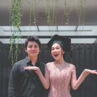 Arbani Yasiz menghadiri wisuda kekasihnya Raissa Ramadhani