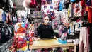 Staf mengenakan masker di sebuah toko di ibu kota Jerman, 29 April 2020. Berlin mewajibkan penggunaan masker di seluruh gerai usaha pada Rabu (29/4), sementara kewajiban mengenakan masker sudah diberlakukan di seluruh moda transportasi publik sejak Senin (27/4). (Xinhua/Binh Truong)