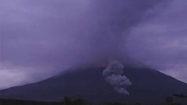 Banner Infografis Ancaman dan Bahaya Letusan Gunung Semeru. (Dok. AP Photo)
