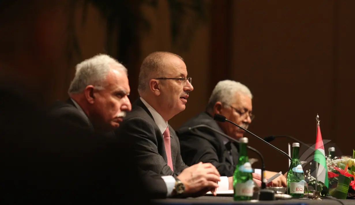 Perdana Menteri Palestina Rami Hamdalah menggelar konferensi pers di Jakarta Convention Center, Selasa (21/4/2015). Rami mengapresiasi dukungan Indonesia kepada kemerdekaan Palestina. (Liputan6.com/Herman Zakharia)