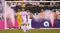 Gelandang Real Madrid, Toni Kroos kecewa ketika Atletico Madrid mencetak gol ke tujuh selama laga International Champions Cup 2019 di Arena Stadium Metlife, New Jersey (27/7/2019). Atletico menang telak 7-3 atas Real Madrid. (AFP Photo/Johannes Eisele)