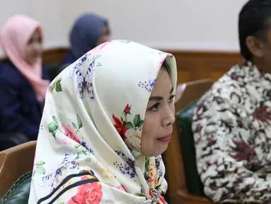 Istri gitaris Band Slank Abdee Negara, Anita Dewi Farida (kiri) menjalani sidang perceraian di PA Jakarta Selatan, Senin (9/7). Anita menghadirkan asisten rumah tangganya, Asih, sebagai seorang saksi. (Liputan6.com/Immanuel Antonius)