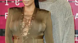 Kim Kardashian dan Kanye West turut hadir dalam ajang MTV VMA yang diselenggarkan di Microsoft Theatre, Los Angeles, AS, Minggu (30/8/2015). Kim tetap tampil seksi meski dalam keadaan hamil. (REUTERS/Danny Moloshok)
