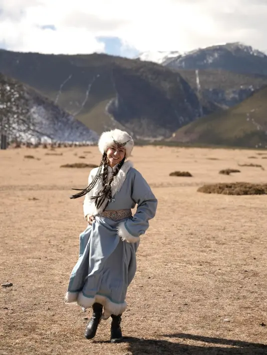 Ia mengenakan baju musim dingin bernuansa sky blue dan putih yang terlihat meneduhkan [@kiranalarasati]