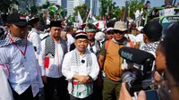 Ketua Fraksi PKS DPR RI Jazuli Juwaini berbaur dengan massa dalam aksi bela Palestina di depan Kedutaan Besar Amerika Serikat Jakarta pada hari ini, Sabtu (28/10/2023). (Istimewa)