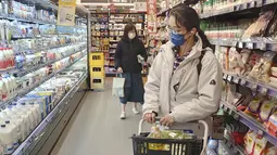Pengunjung mengenakan masker saat berbelanja di supermarket di Taipei, Taiwan, Senin (20/2/2023). Orang-orang masih diharuskan memakai masker di tempat-tempat seperti rumah sakit dan fasilitas medis serta di angkutan umum. Namun, restoran dan kantor lagi mewajibkan masker. (AP Photo/Chiang Ying-ying)