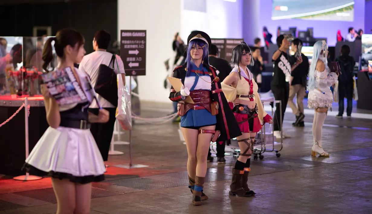 Sejumlah model mengenakan kostum karakter video game saat gelaran Tokyo Game Show 2018 di Tokyo, Jepang, Jumat (21/9). Salah satu perhelatan gaming terbesar untuk kawasan Asia tersebut diadakan hingga 23 September nanti. (AFP / Martin BUREAU)