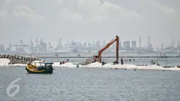 Alat berat dikerahkan saat pengerjaan proyek reklamasi kawasan Pantai Utara Jakarta, Ancol, Jakarta, Rabu (9/3/2016). Keberadaan kawasan mangrove bisa terganggu dengan adanya proyek reklamasi tersebut. (Liputan6.com/Faizal Fanani)