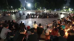 Massa dari berbagai elemen masyarakat menggelar aksi solidaritas dan doa bersama untuk korban kebakaran hutan dan lahan (karhutla) di Tugu Proklamasi, Jakarta, Senin malam (19/10/2026). Aksi ini menjadi bentuk kepedulian terhadap dampak karhutla sekaligus ajakan untuk meningkatkan kesadaran masyarakat dalam menjaga kelestarian alam dan lingkungan. Doa bersama tersebut juga menjadi momentum untuk saling menguatkan serta berharap pemulihan bagi wilayah dan masyarakat terdampak. (KLY/Budy Santoso)