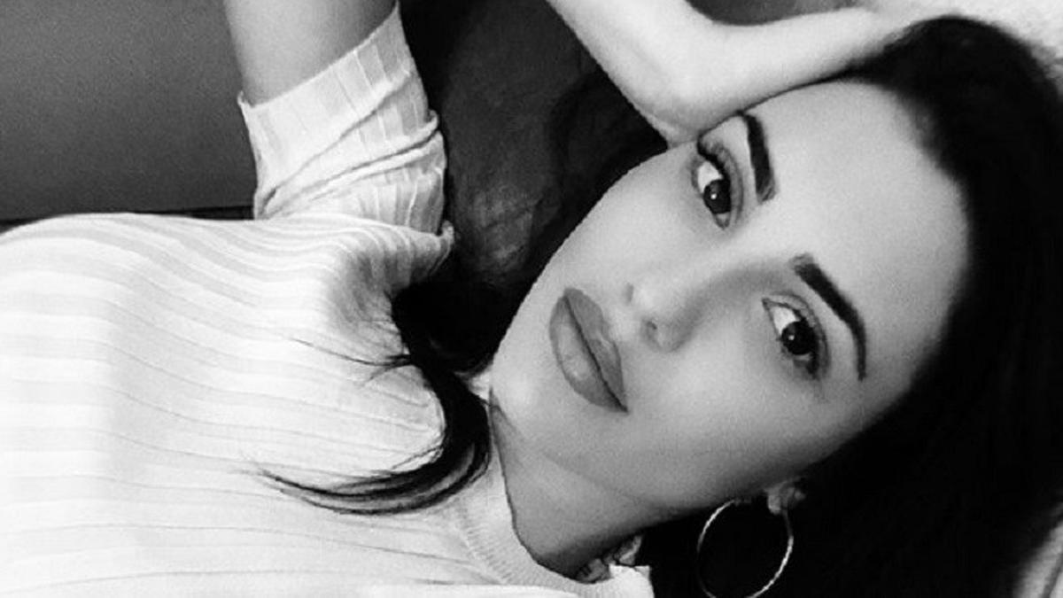 Cedera Parah, Ciuman Model Seksi Hangatkan Gelandang Real Madrid - Bola