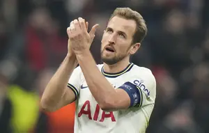 Pemain Tottenham Hotspur, Harry Kane, memberikan aplaus setelah laga melawan AC Milan pada leg pertama babak 16 besar Liga Champions 2022/2023 yang berlangsung di San Siro, Rabu (15/2/2023). (AP Photo/Luca Bruno)