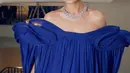 Raline Shah mengenakan gaun megah rancangan desainer India, Gaurav Gupta. Dinamai Electric Blue Chiffon Waterfall Dress, Raline Shah tampil menawan ditambah dengan aksesori dari Chopard berupa kalung dan cincin yang menambah megah penampilannya. Foto: Instagram.