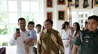 Prabowo kedatangan tamu sejumlah artis di Kantor Kemenhan. (Istimewa)