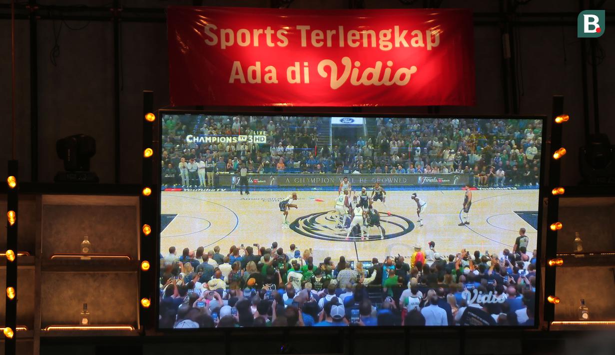 Tayangan layar NBA Finals antara Dallas Mavericks melawan Boston Celtics saat nonton bareng di Stark Taproom, Elysee, SCBD, Jakarta pada hari Sabtu (15/6/2024). (Bola.com/Syahkist Afi Daib)