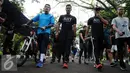 Bakal calon gubernur DKI Jakarta, Agus Harimurti Yudhoyono (kedua kiri) berjalan bersama warga jelang berolahraga di Kebun Binatang Ragunan Jakarta, Minggu (9/10). Selain olahraga, AHY juga melakukan  sosialisasi. (Liputan6.com/Helmi Fithriansyah)
