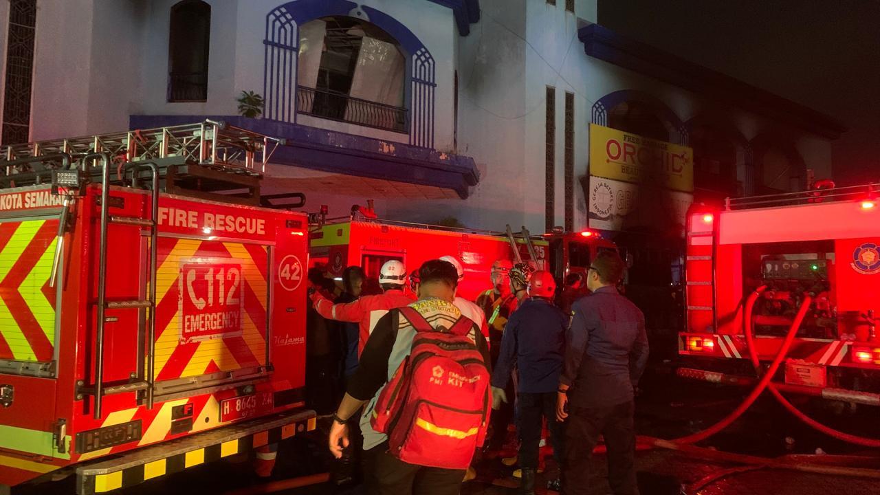 Gedung Metro Sport Center Semarang Terbakar, 5 Korban Dievakuasi Pakai Tangga Pemadam