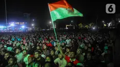 Ribuan warga saat nonton bareng laga timnas Indonesia U-23 melawan Uzbekistan pada semifinal Piala Asia U-23 Qatar 2024, Alun-Alun Pamulang, Tangerang Selatan, Banten, Senin malam (29/4/2024). (merdeka.com/Arie Basuki)