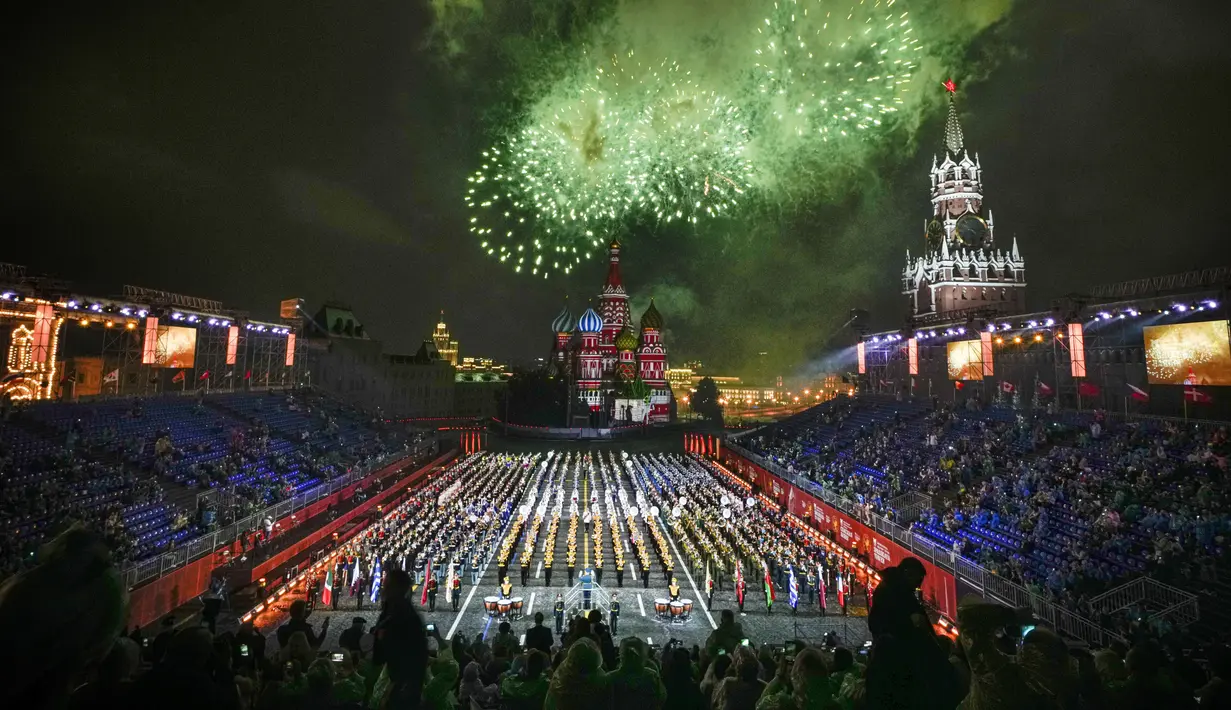 Kembang api meledak saat band militer gabungan dari negara-negara peserta tampil selama Festival Musik Militer Internasional Menara Spasskaya di Lapangan Merah dengan latar belakang Katedral St. Basil di Moskow, Rusia, pada Kamis (26/8/2021). (AP/Alexander Zemlianichenko)