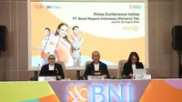 Direktur Utama BNI Royke Tumilaar (tengah), Direktur Finance BNI Novita Widya Anggraini (kanan), dan Direktur Retail Banking BNI Corina Leyla Karnalies (kiri) pada Paparan Kinerja Semester I-2024 di Jakarta, Kamis (22 Agustus 2024). Pada paruh pertama 2024, BNI mencatatkan laba bersih Rp10,7 triliun yang tumbuh sebesar 3,8% secara year on year.