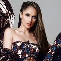 Meski sering tampil kasual di keseharian, Cinta Laura tak jarang tampil menawan dengan batik. Kali ini ketika menjalani sebuah pemotretan, wanita kelahiran Jerman ini terlihat begitu elegan dengan memakai kain batik. (Liputan6.com /IG/@claurakiehl)