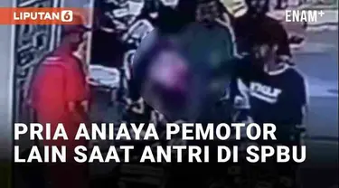 Aksi penganiayaan terjadi di SPBU Jl. Raya Sindangkerta, Gandok, Sindangkerta, Kab. Bandung Barat (16/03/24). Seorang pengendara RX King di luar barisan tiba-tiba memukul pemotor lain yang mendapat giliran mengisi BBM. Penganiayaan diduga karena pela...