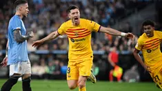 Penyerang Barcelona, Robert Lewandowski merayakan gol pertama timnya saat pertandingan sepak bola Liga Spanyol melawan RC Celta de Vigo di Stadion Balaidos, Vigo, 17 Februari 2024. (MIGUEL RIOPA/AFP)