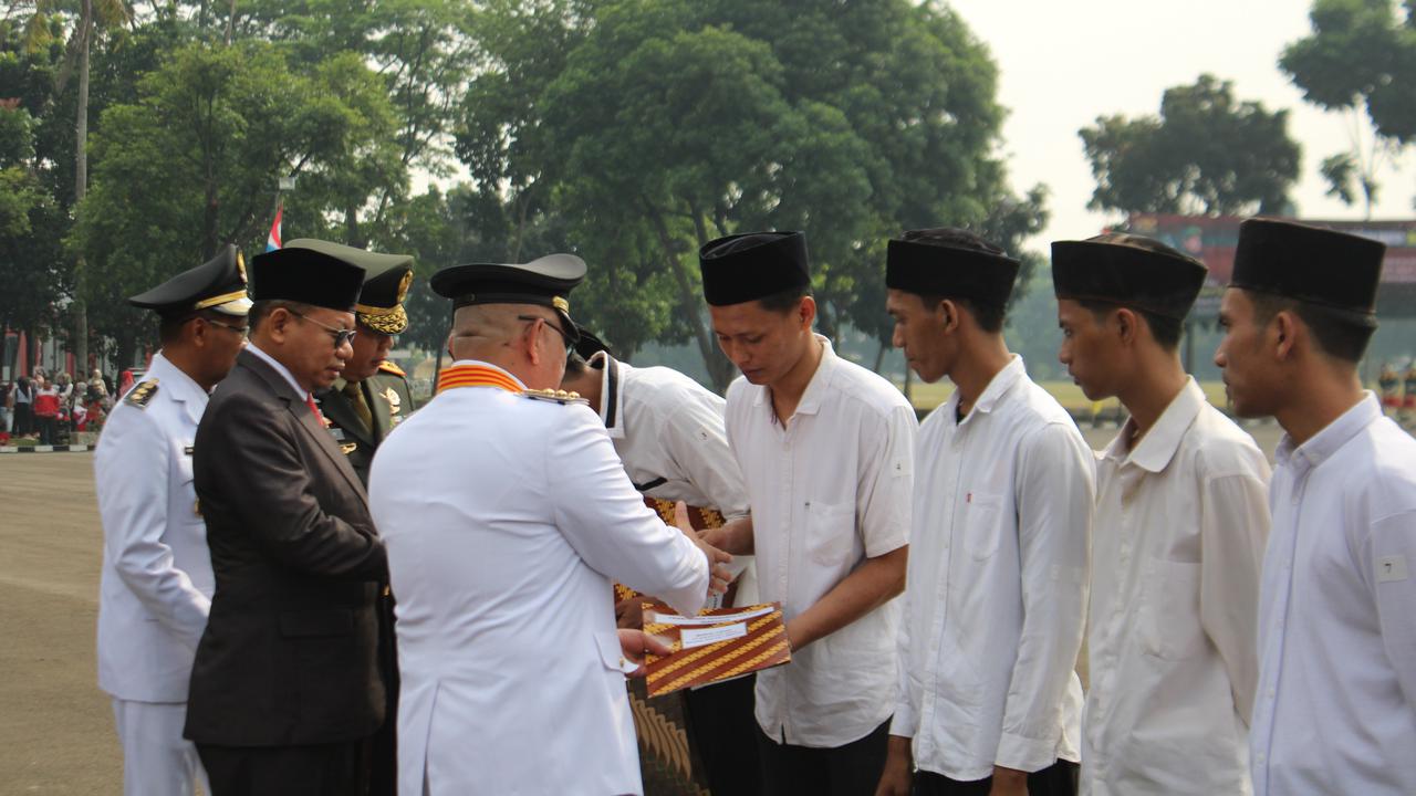 Sejumlah napi Rutan Kelas I Depok, menerima surat remisi saat peringatan HUT ke-79 Republik Indonesia di Divisi Infanteri 1/Kostrad, Depok.