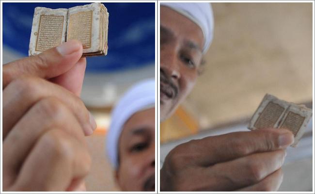 Kyai Tamyiz menunjukkan Al Quran mini milik leluhurnya/copyright merdeka.com/Arie Basuki