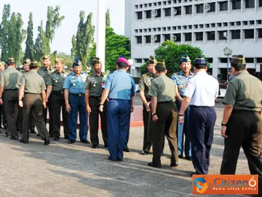 Citizen6, Jakarta: Acara halal-bihalal yang diadakan secara sederhana ini diikuti oleh seluruh anggota Mabes TNI, dengan saling berjabatan tangan dan mengucapkan mohon maaf lahir dan batin. (Pengirim: Badarudin Bakri)
