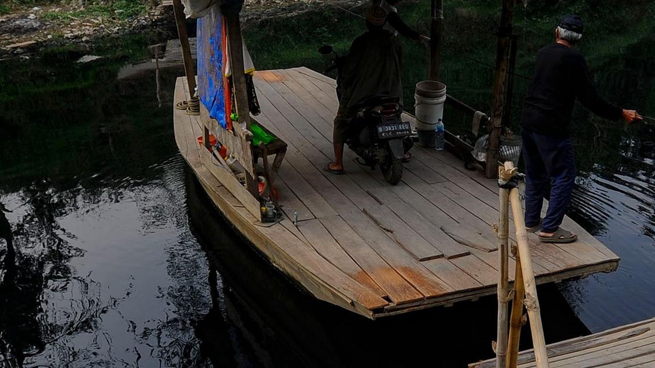 Selain itu, kali Cileungsi yang merupakan hulu Kali Bekasi ini juga difungsikan sebagai jembatan penyeberangan dengan menggunakan jasa perahu eretan.